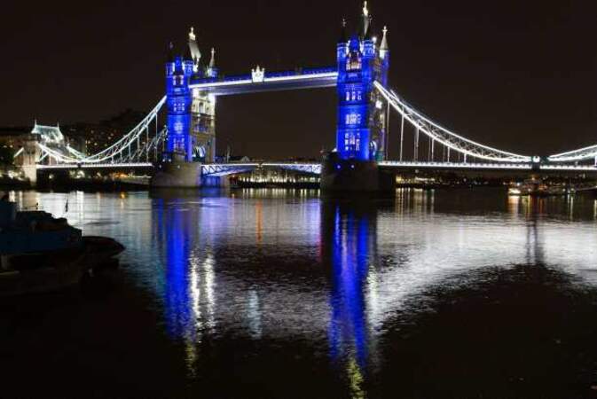 Tower Bridge illuminé en bleu 