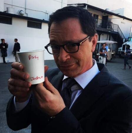 Sur le tournage de Scandal, Josh Malina a besoin de sa dose de caféine quotidienne