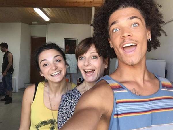 Selfie ensoleillé pour Emma (Pauline Bression), Blanche (Cécilia Hornus) et Baptiste (Bryan Trésor) !