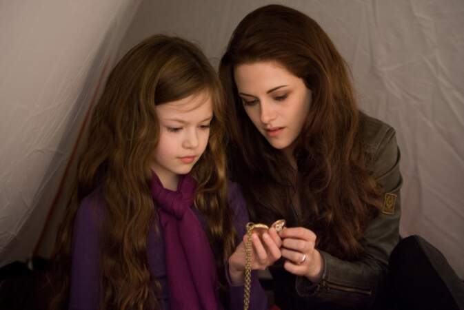 Avec sa fille, Bella s'adapte à sa nouvelle vie de vampire dans Twilight - Chapitre 5 : Révélation 2e partie (2012)