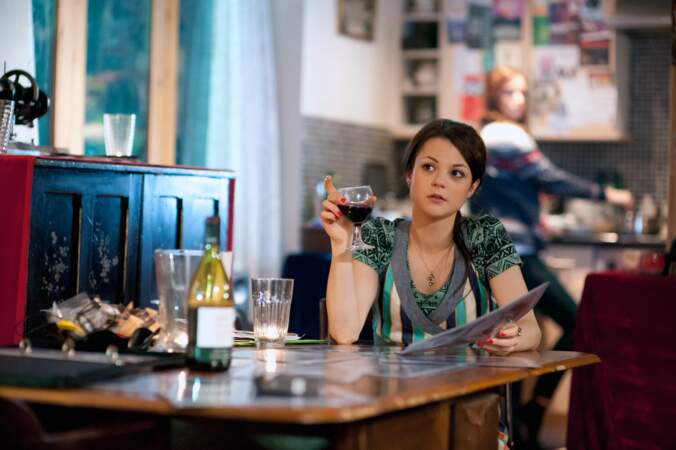 De 2009 à 2010, Kathryn Prescott a joué Emily Fitch dans la série télévisée Skins
