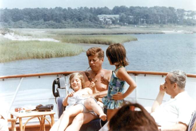 Avec JFK sur un bateau.