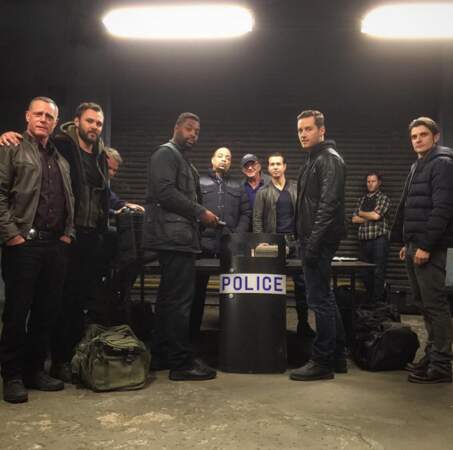 La photo de groupe du crossover de Chicago police Departement et de New York, unité spéciale.