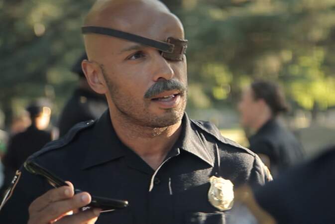 Dans le délirant Wrong Cops, Éric Judor interprète un flic borgne de Los Angeles se rêvant star de musique techno.