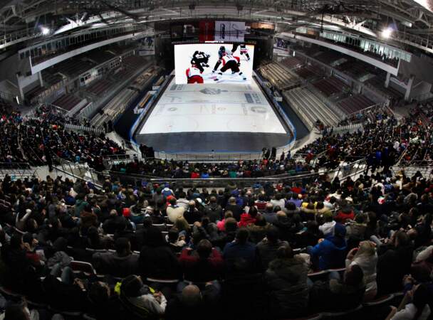 Les supporters regardent sur une écran le match entre la Russie et les Etats-Unis (hockey sur glace)