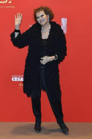 Claudia Cardinale, le deuxième manteau caniche de la soirée