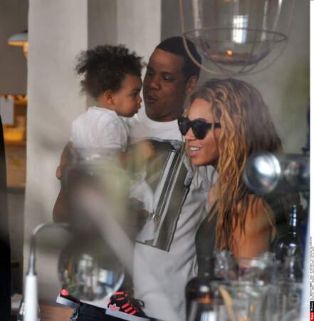 Avec Jay-Z and leur fille Blue Ivy, quelque part à Paris.
