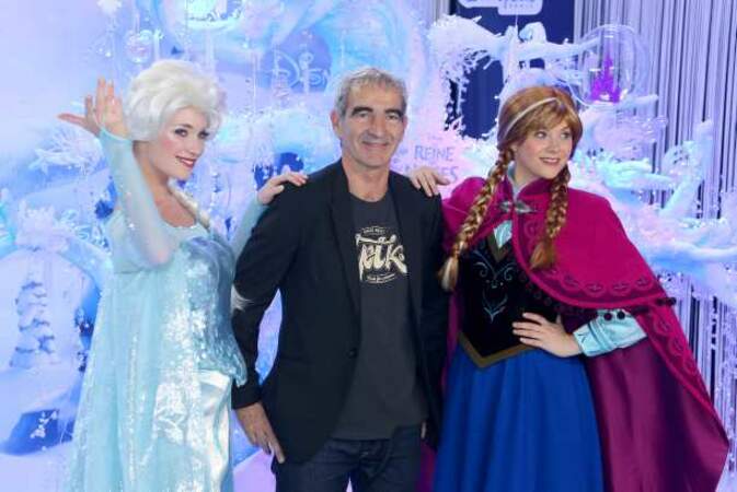 Raymond Domenech entourée de Elsa et Anna, les héroïnes de La Reine des neiges