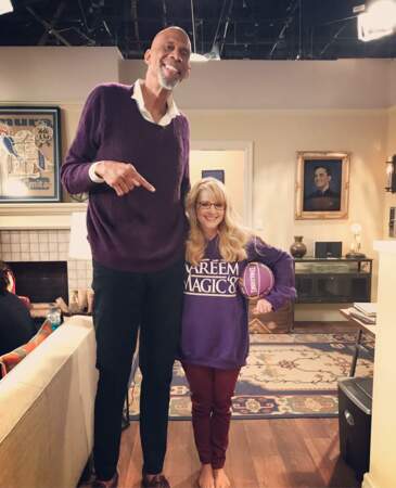 Petite différence de taille entre Kareem Abdul-Jabbar, le joueur de basket, et Melissa Rauch de The Big Bang Theory