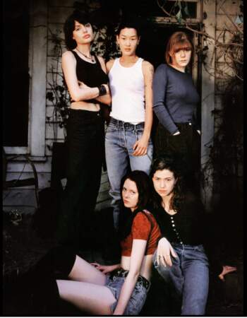 Angelina, Jenny, et toutes leurs meilleures copines dans le film Foxfire (1996).
