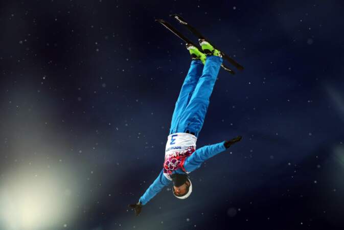 Anton Kushnir remporte le concours de ski acrobatique