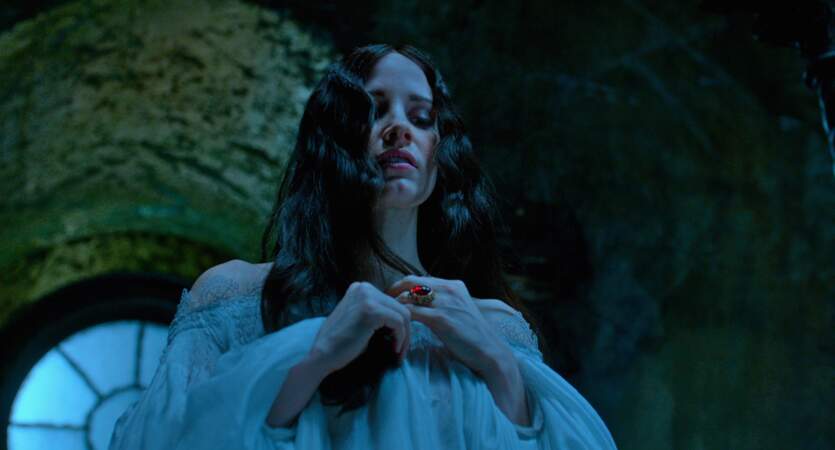 Inquiétante Lucille Sharpe dans Crimson Peak, romance gothique signée Guillermo del Toro