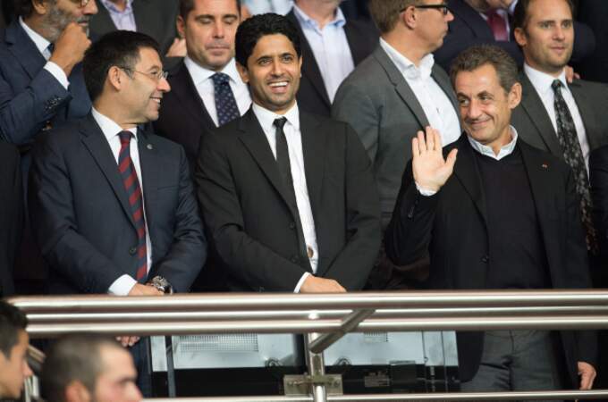Un papa à la colle avec les présidents Josep Maria Bartomeu (Barcelone) et Nasser Al-Khelaifi (PSG).