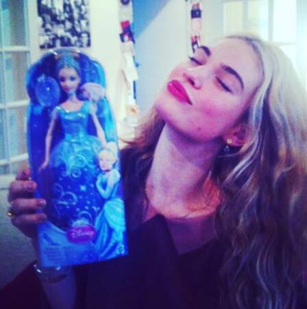 Comme souvenir du tournage, la comédienne a même reçu la poupée de la princesse qu'elle a incarnée