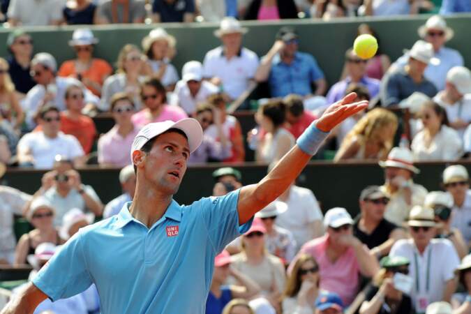 Novak Djokovic sert face Nadal