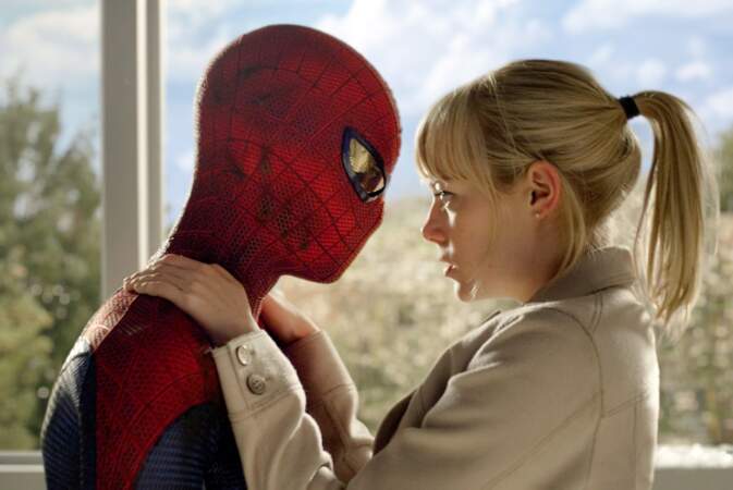 Dans The Amazing Spider-Man (2012) elle incarne Gwen Stacy, la compagne de Peter Parker