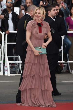 Le charme suranné de la robe de Sienna Miller, avec ses volants vaporeux et sa couleur fanée…
