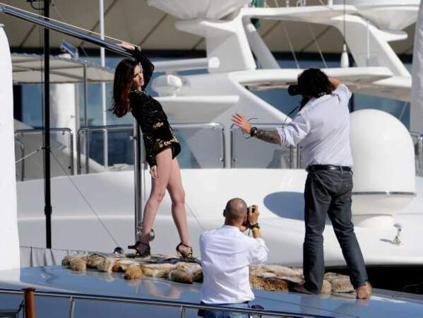Séance photo pour Paz Vega sur le yacht de Roberto Cavalli