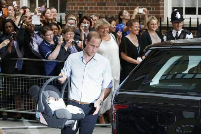 Le prince William porte son premier fils en siège auto