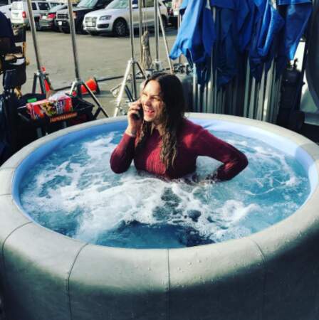 Pour se réchauffer, Katharine McPhee plonge – en costume – dans un bain bouillonnant de fortune