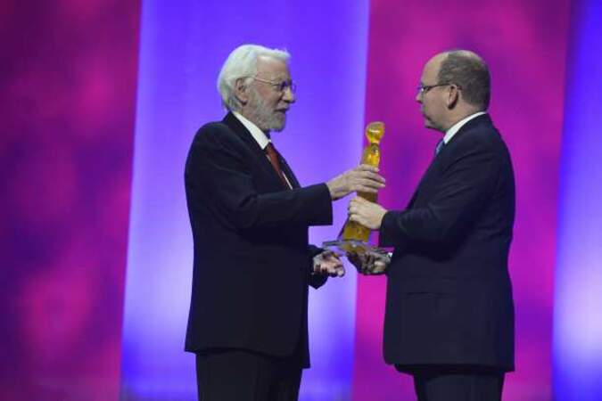 Le Prince remet un trophée d'honneur à Donald Sutherland