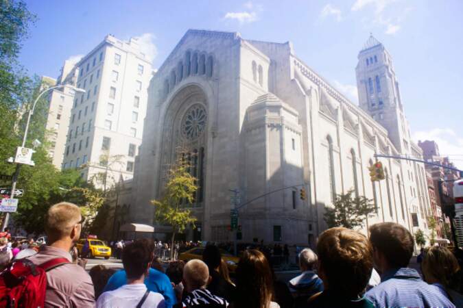 Une foule, un temple au coeur de New York. Joan Rivers aurait adoré son enterrement.
