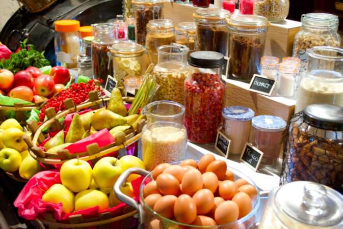 Fruits frais et secs, épices, arômes, colorants alimentaires de toutes les couleurs, feuilles d'or et d'argent...