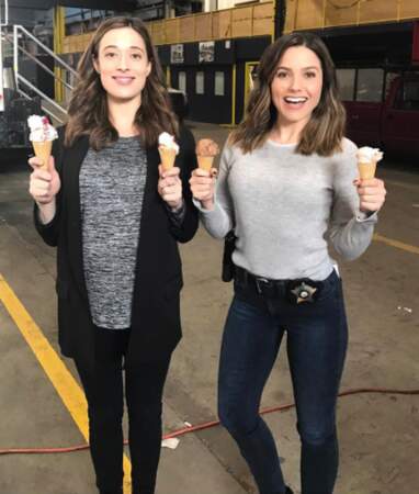 Entre les prises, les filles de Chicago PD – Marina Squerciati et Sophia Bush, assouvissent leur gourmandise