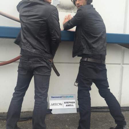De passage sur le tournage de Arrow, les frères Winchester de Supernatural ont été pris d'une envie pressante !