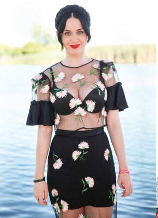 Katy Perry a sorti sa tenue fleuri.