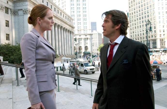 Aux côtés de Pierce Brosnan, elle campe une avocate dans Une affaire de coeur (2004)