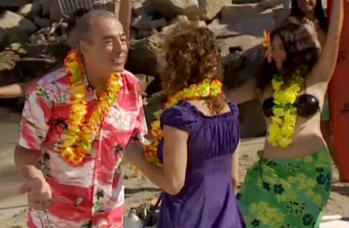 Roland demande en mariage Mirta sur la plage (saison 4)
