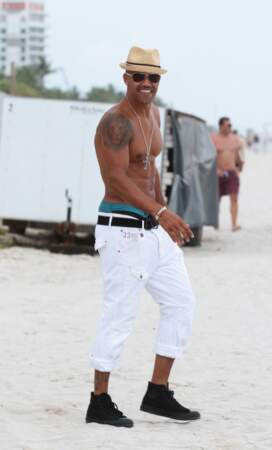 Le séduisant acteur d'Esprits criminels arrive tout sourire sur la plage de Miami Beach