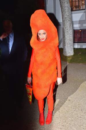 Katy Perry déguisée en Cheetos (l'équivalent américain du Curly)