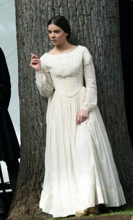 Hailee Steinfeld se dévoile en costume pour la série sur la vie d'Emily Dickinson