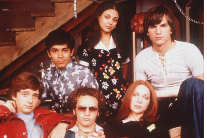 La même année, elle rencontre Ashton Kutcher (en haut, à droite) sur le tournage de la série culte That’ 70s show. 
