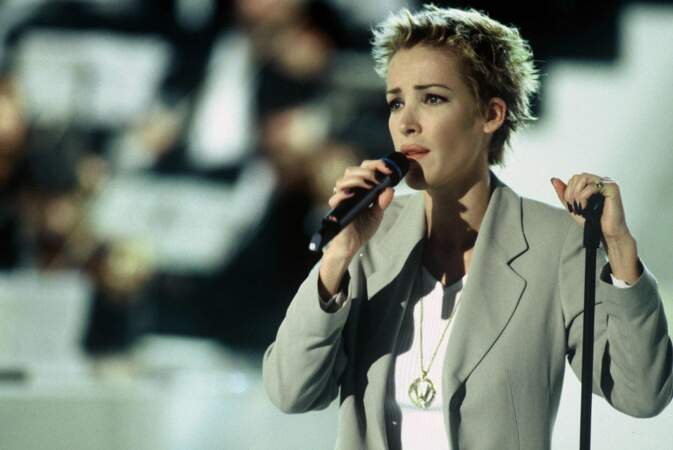 En 1996, elle chante dans le prime événementiel  Les Enfants de la guerre de TF1