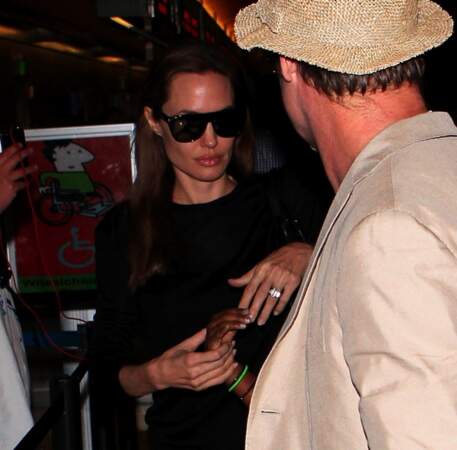 Angelina Jolie portant une bague à l'annulaire gauche