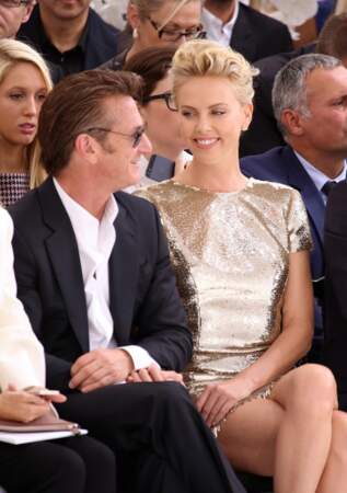 Sean Penn et Charlize Theron, amoureux et complices au défilé Dior