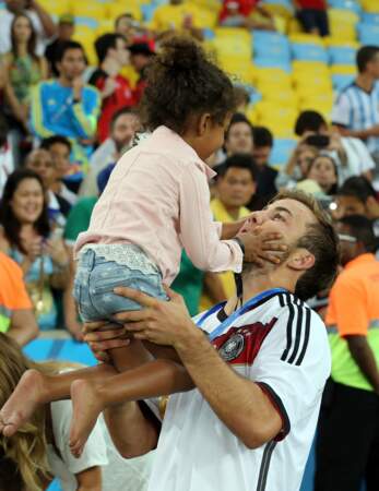 Le héros du jour, Mario Götze, a partagé sa joie avec la fille de Jérôme Boateng