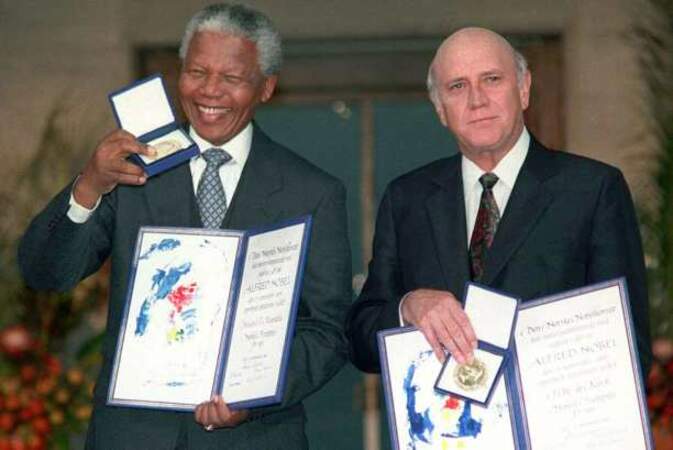 Nelson Mandela et Frederik De Klerk reçoivent le prix Nobel de la Paix (1993)