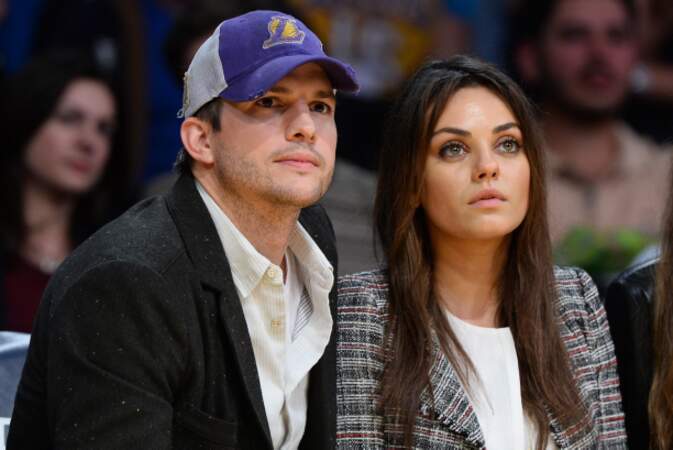 Ashton Kutcher et Mila Kunis, parents d'une petite fille, assistent à un match des Lakers de Los Angeles. Glamour.