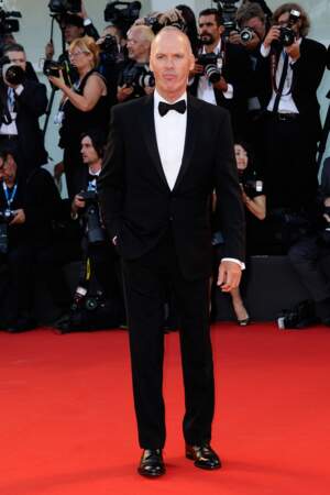 Julien Lepers... heu... Michael Keaton, pardon, porte beau le smoking.