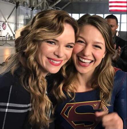 Les filles de Supergirl et Flash tout sourire ! 