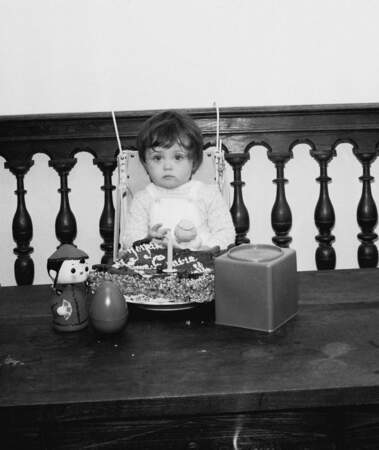 La voici petite qui fête ses 1 ans en 1964, trop mignonne !