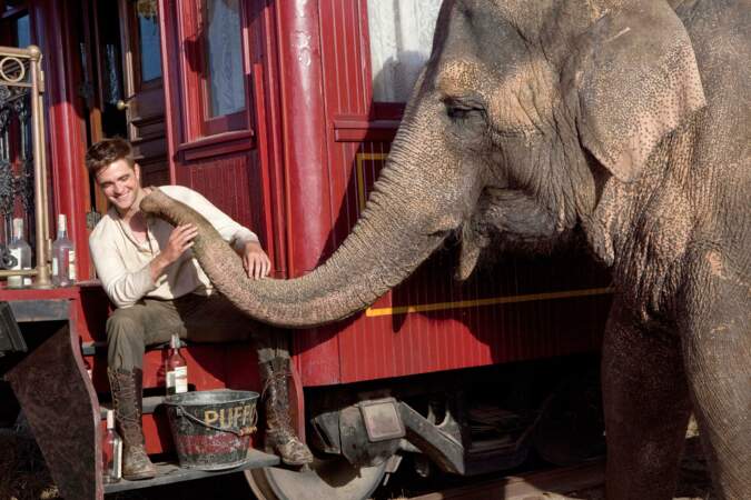 Soigneur d'animaux de cirque dans De l'eau pour les éléphants (2011)