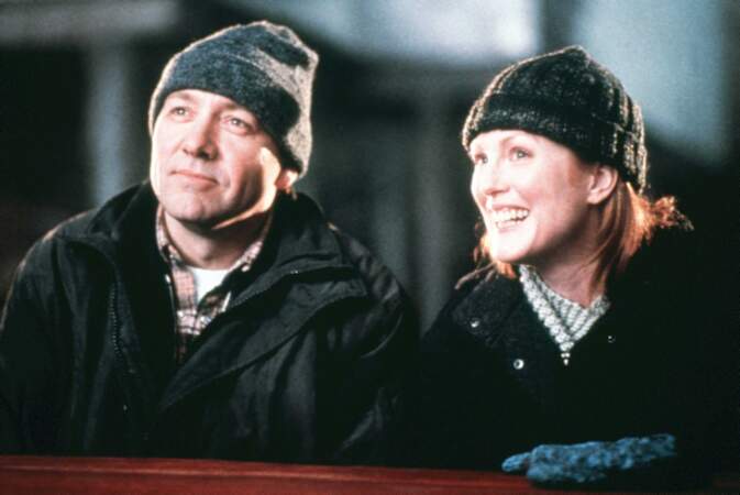 Avec Kevin Spacey dans Terre Neuve (2002), dans le rôle d'une veuve