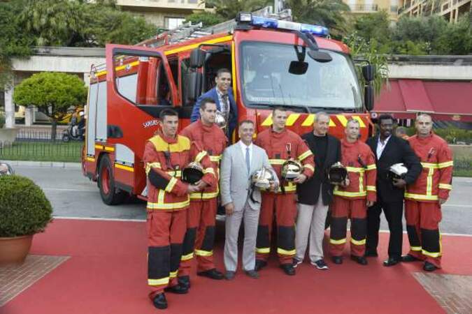 Les acteurs de Chicago Fire posent avec les pompiers de Monaco