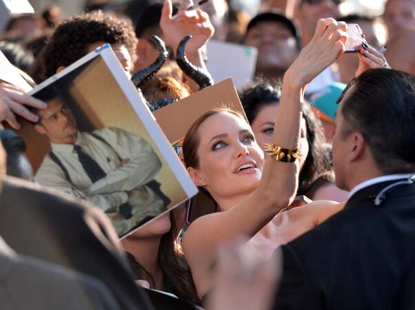 Angelina Jolie a sacrifié à la mode du selfie ! 