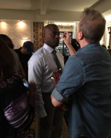 Petits raccords maquillage pour Taye Diggs, en plein tournage d'Empire